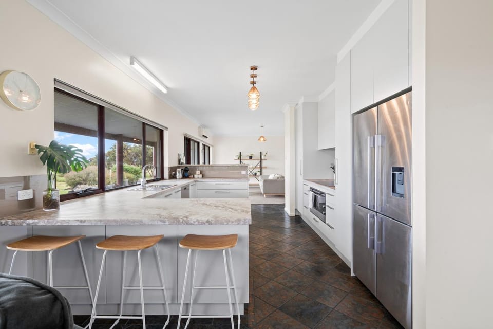 Sea Breeze - Spacious home with lovely ocean views Apartment in Port Elliot