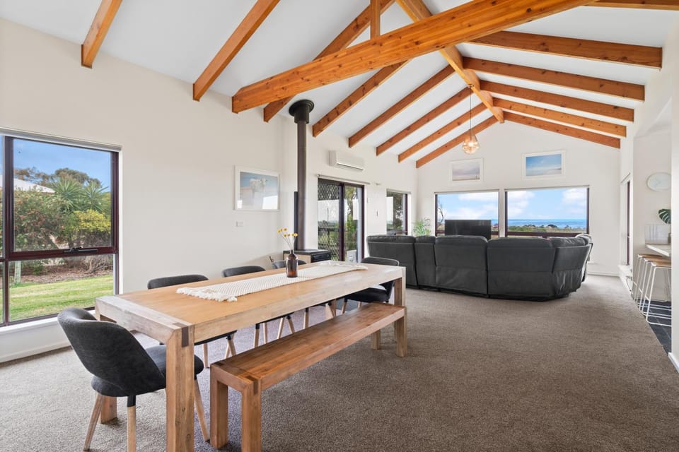 Sea Breeze - Spacious home with lovely ocean views Apartment in Port Elliot