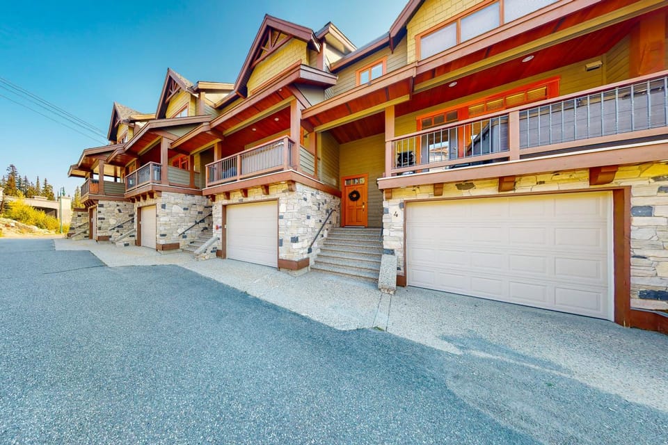 Blacksmith Lodge 4 House in British Columbia