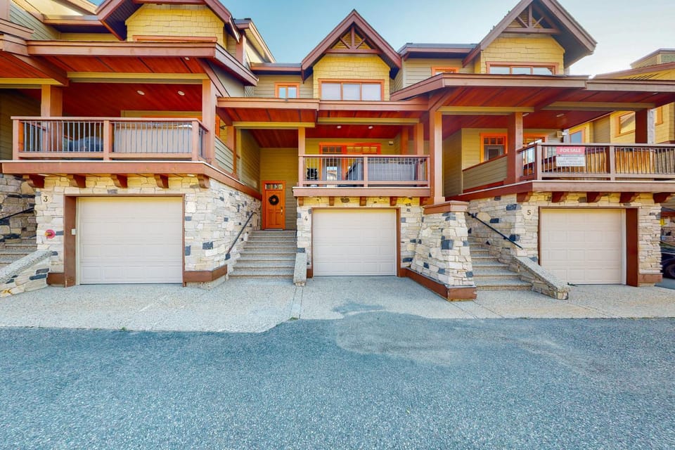 Blacksmith Lodge 4 House in British Columbia