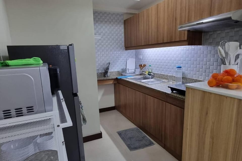 Kitchen or kitchenette, minibar, stove