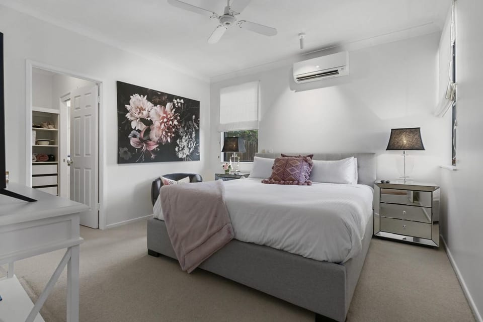 Bedroom, air conditioner