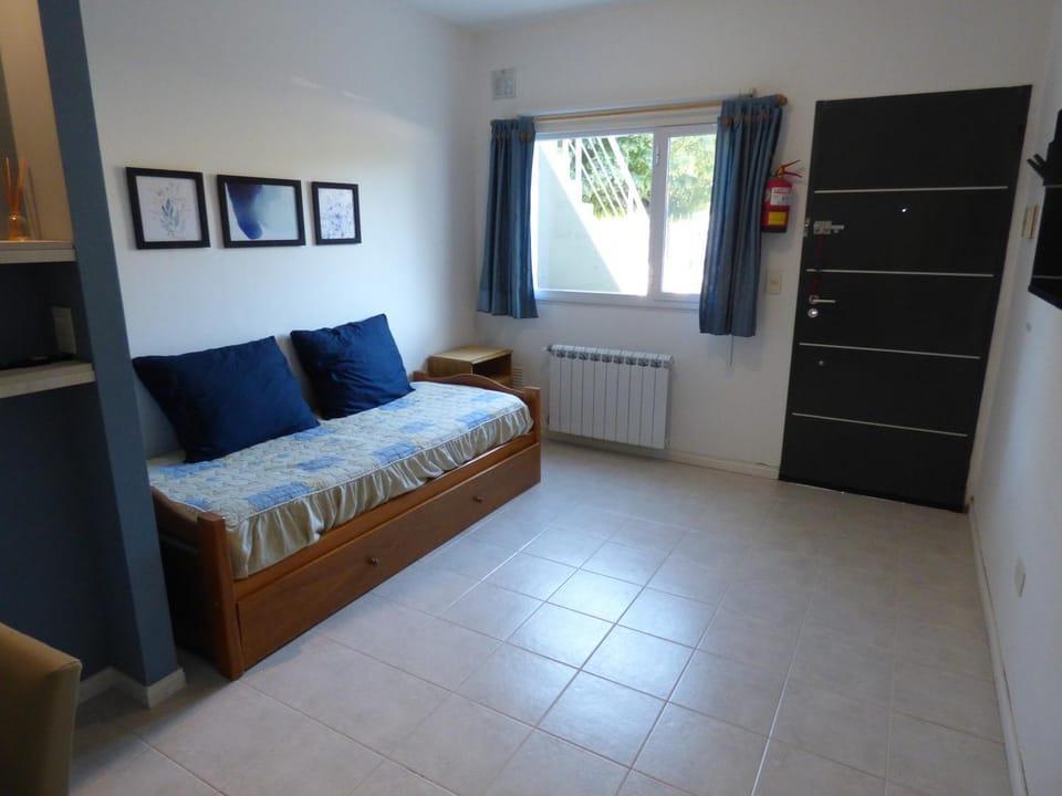 Bed, Living room, Photo of the whole room, internet