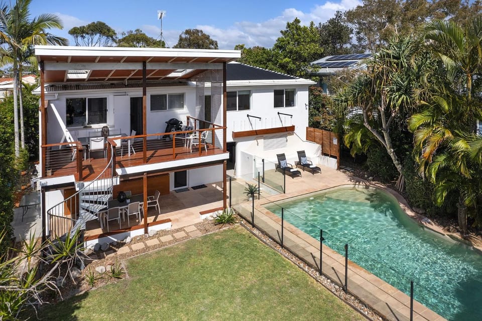 Property building, Patio, Balcony/Terrace, Swimming pool, Swimming pool, sunbed
