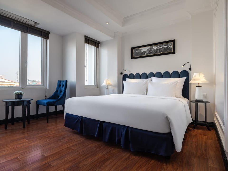 Bed, Living room, Photo of the whole room, Seating area, Bedroom