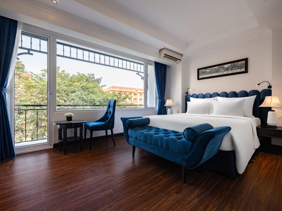 Bed, View (from property/room), Balcony/Terrace, Living room, Photo of the whole room, Seating area, Bedroom, City view, air conditioner