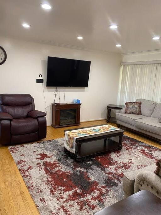 Communal lounge/ TV room, TV and multimedia, Living room, Seating area, Evening entertainment