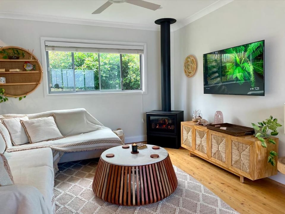 Renovated Coastal 3 BR House with Heated Pool House in Wollongong