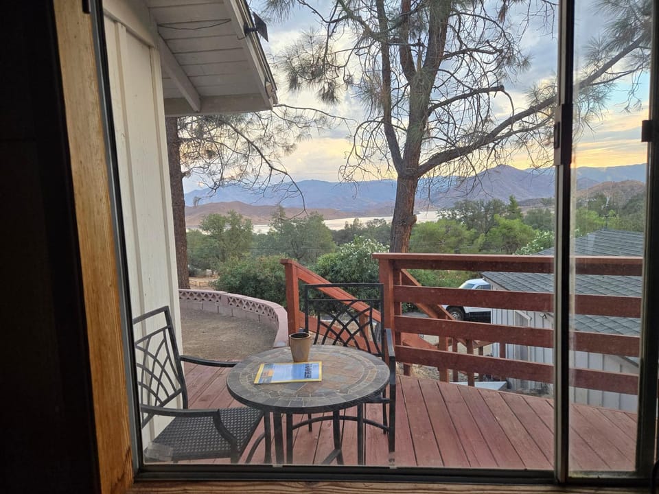 Natural landscape, View (from property/room), Balcony/Terrace, Dining area, Lake view, Mountain view