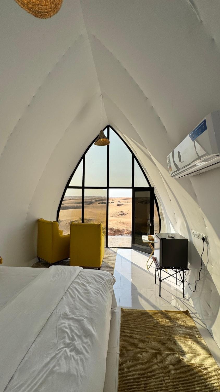 Bed, Seating area, Bedroom, air conditioner