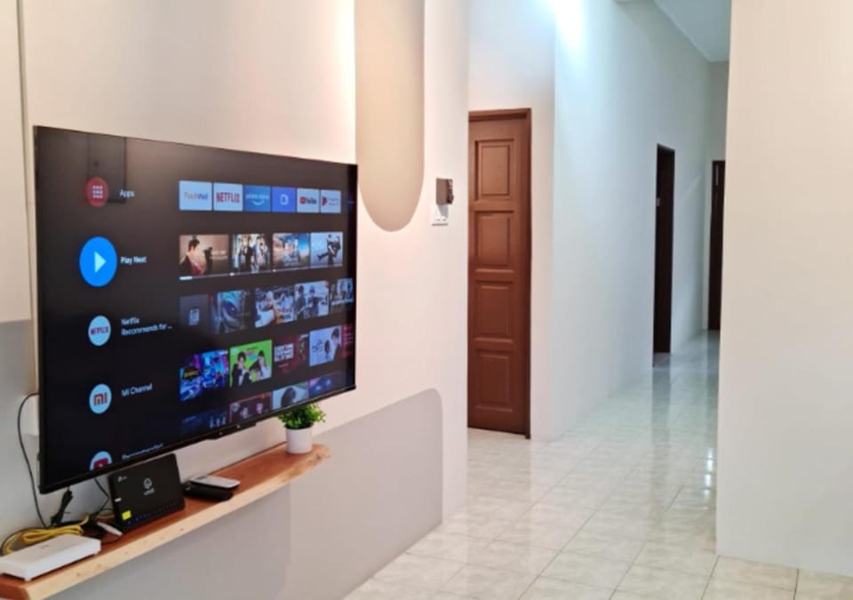 TV and multimedia, Living room, Seating area, fireplace, air conditioner