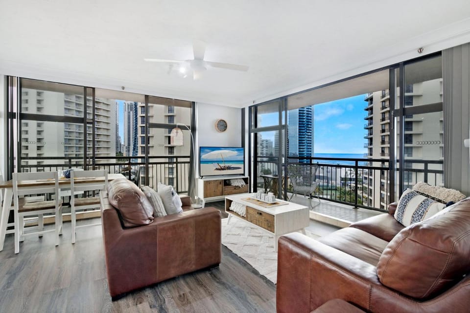 Central Getaway With Ocean Views - CoastHM Apartment in Surfers Paradise