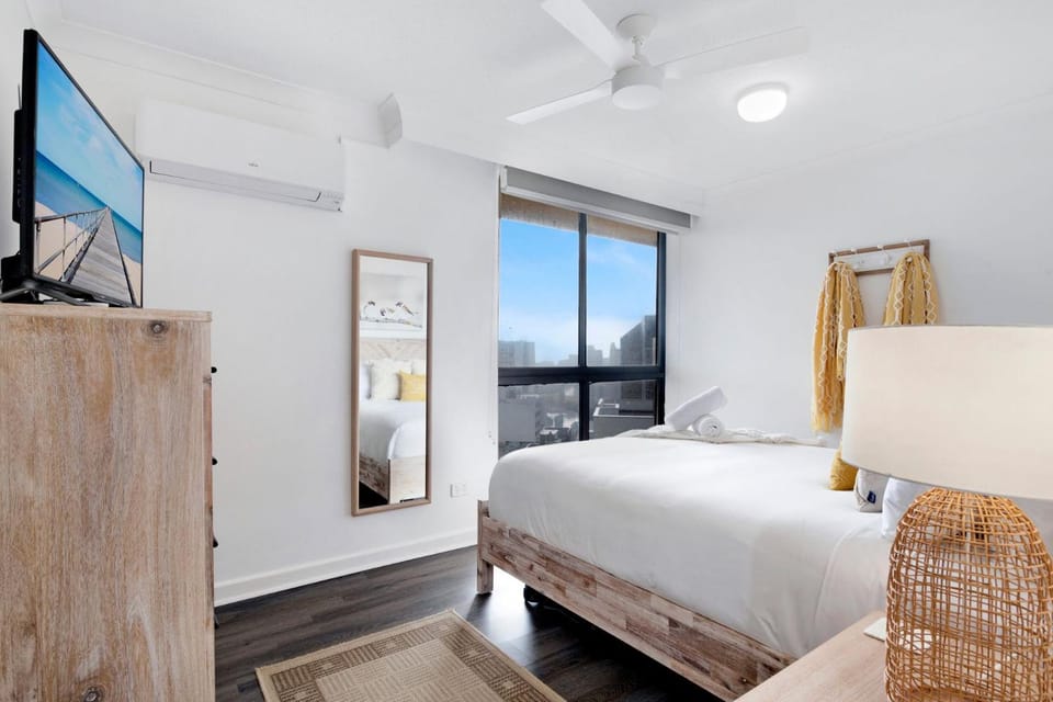 Central Getaway With Ocean Views - CoastHM Apartment in Surfers Paradise