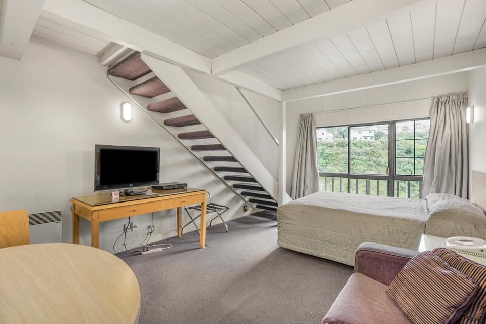 Bed, TV and multimedia, Living room, Photo of the whole room, Seating area, Evening entertainment, Bedroom