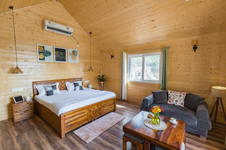 Bed, Photo of the whole room, Seating area, Bedroom