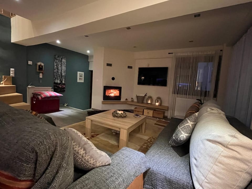 Communal lounge/ TV room, TV and multimedia, Living room, Seating area, Evening entertainment, flat iron