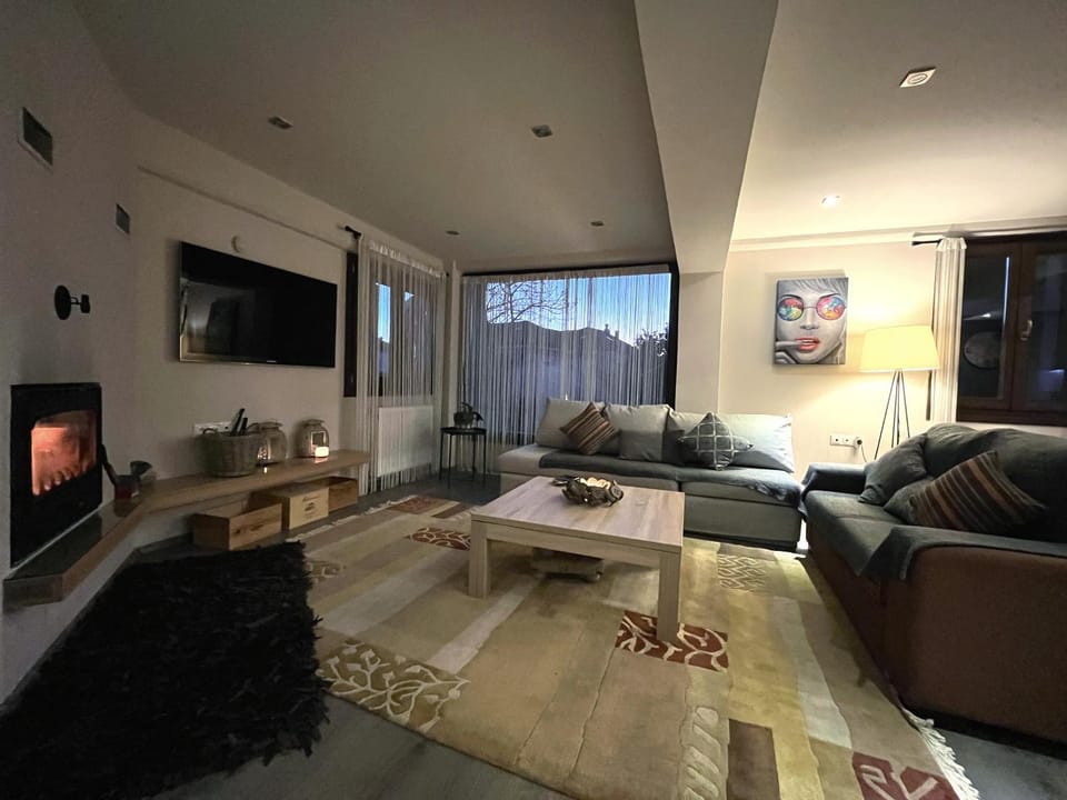 Communal lounge/ TV room, TV and multimedia, Living room, Seating area, Evening entertainment