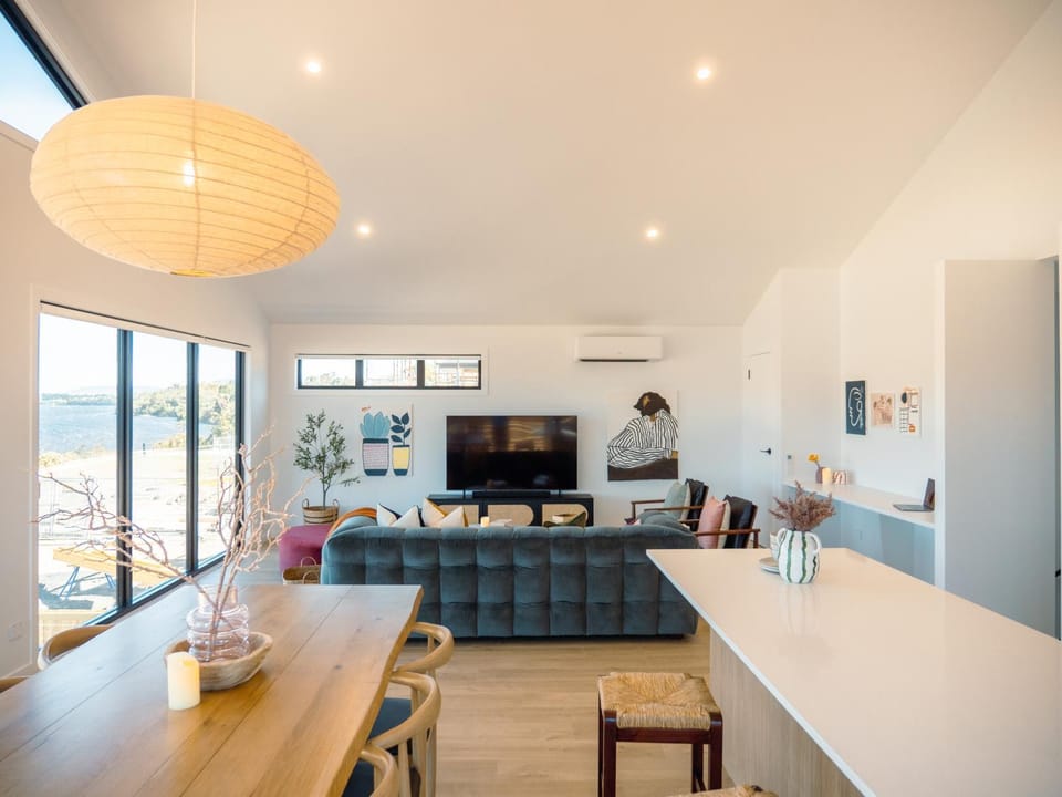 TV and multimedia, Kitchen or kitchenette, Living room, Seating area