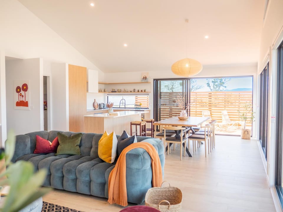 Kitchen or kitchenette, Living room, Food and drinks, Seating area, Dining area