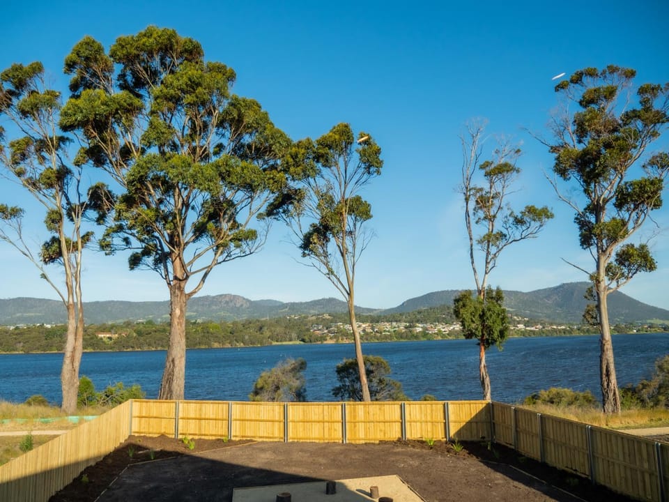 Nearby landmark, Natural landscape, Garden, Balcony/Terrace, Lake view