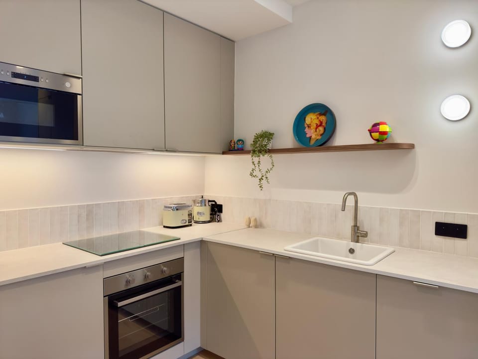Kitchen or kitchenette, dishwasher, stove