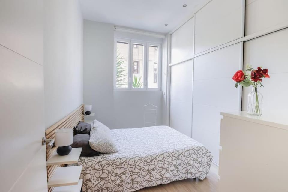 Photo of the whole room, Bedroom