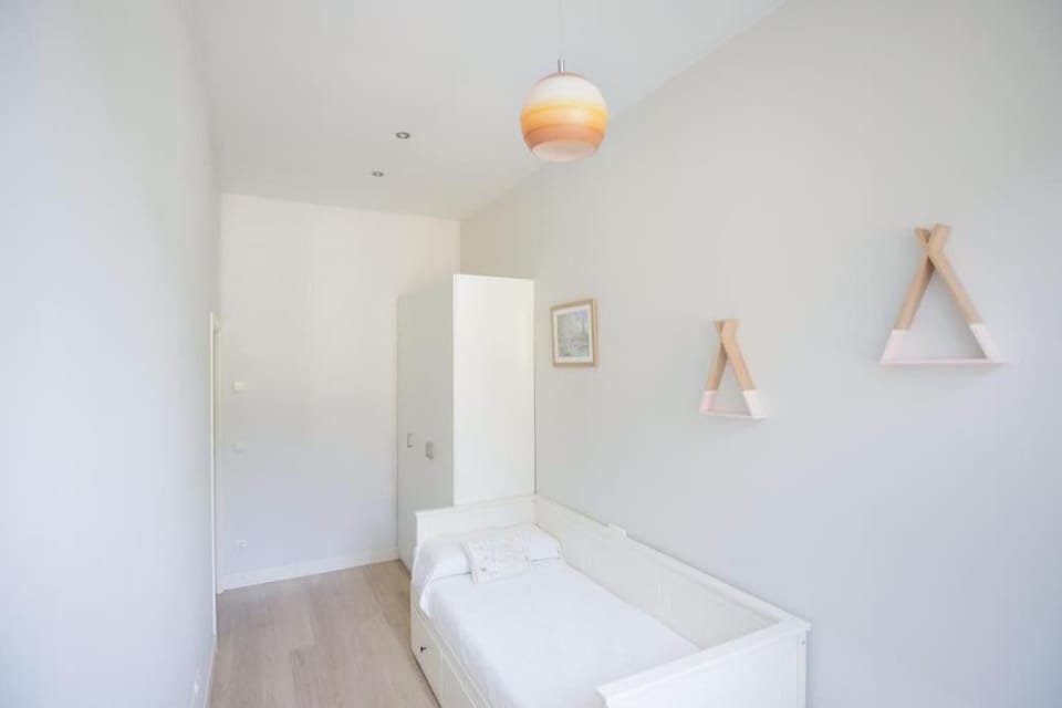 Photo of the whole room, Bedroom