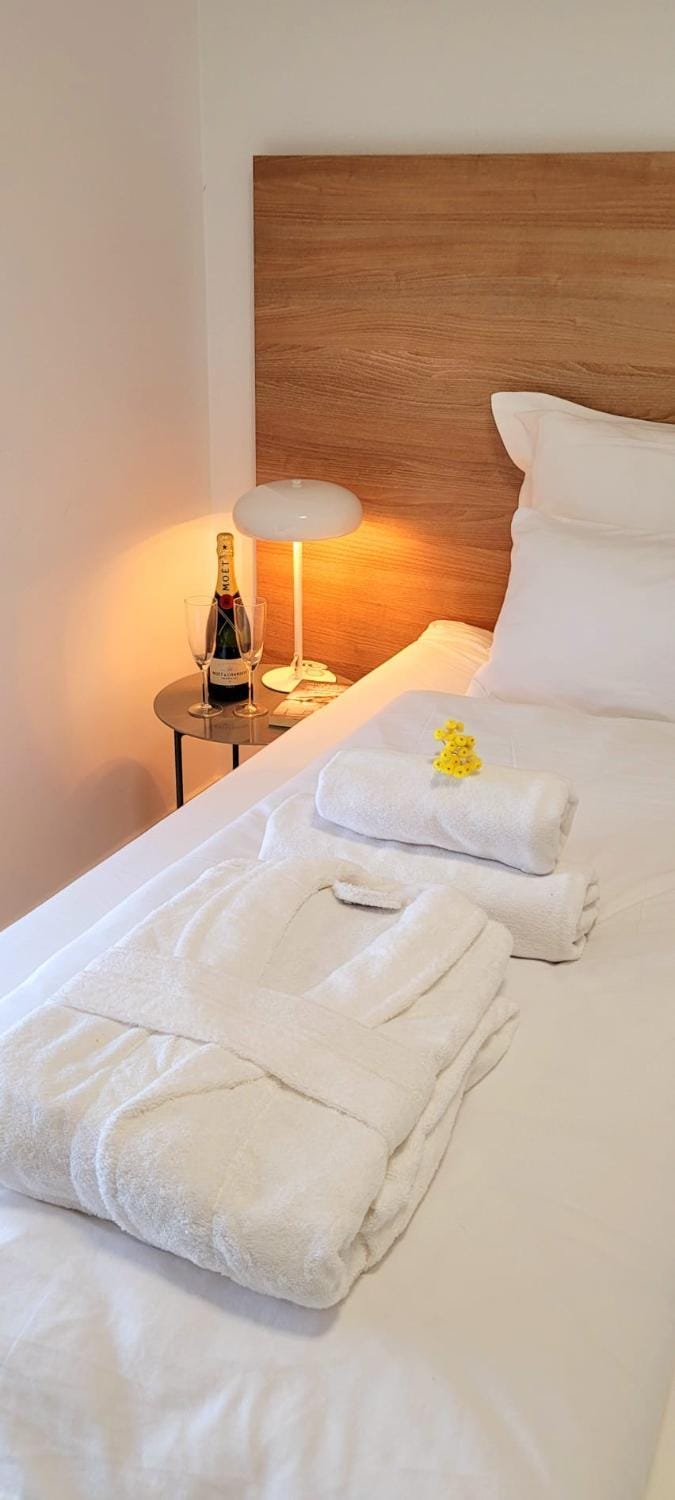 Bed, Photo of the whole room, Bedroom, towels