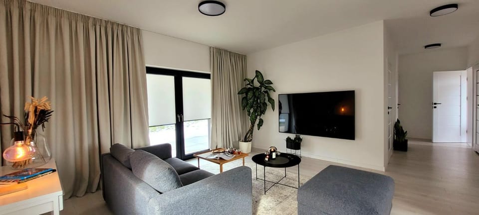 Communal lounge/ TV room, TV and multimedia, Living room, Seating area, Evening entertainment