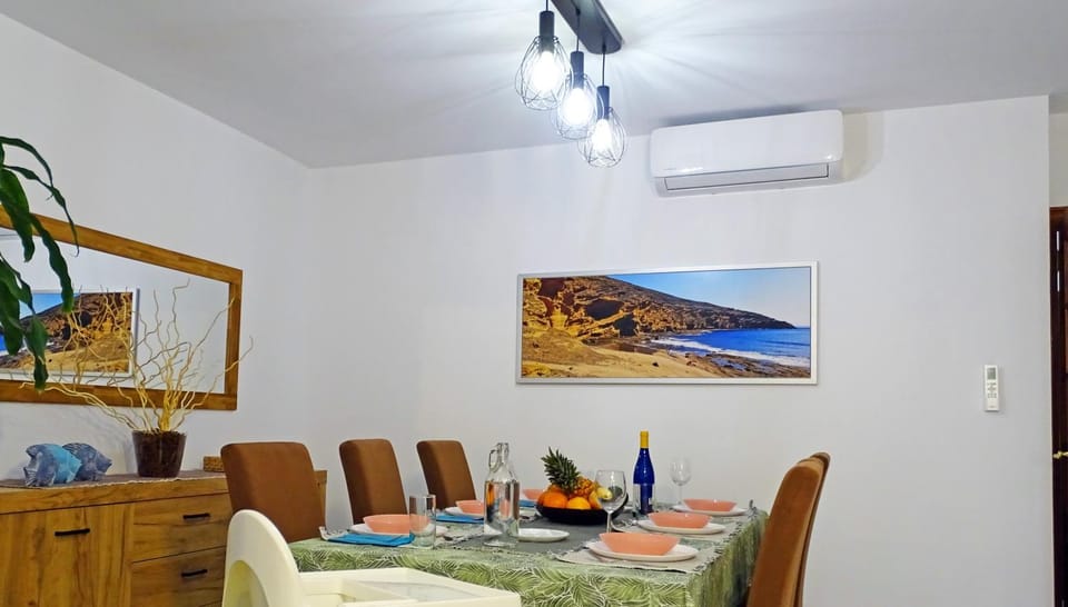 Living room, young children, air conditioner