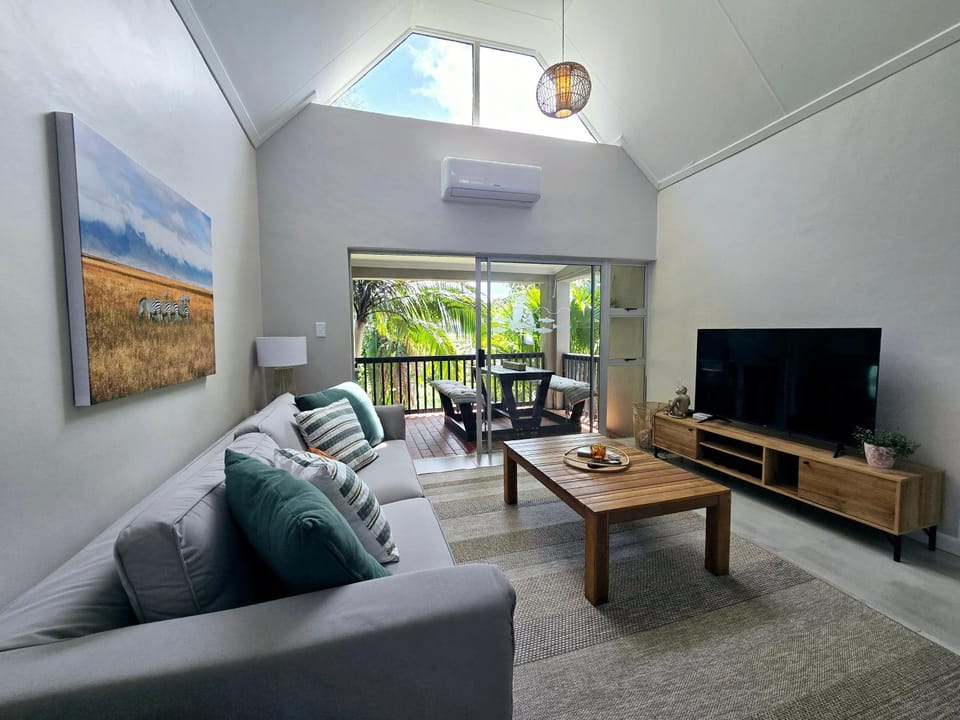 TV and multimedia, Living room, Seating area, air conditioner