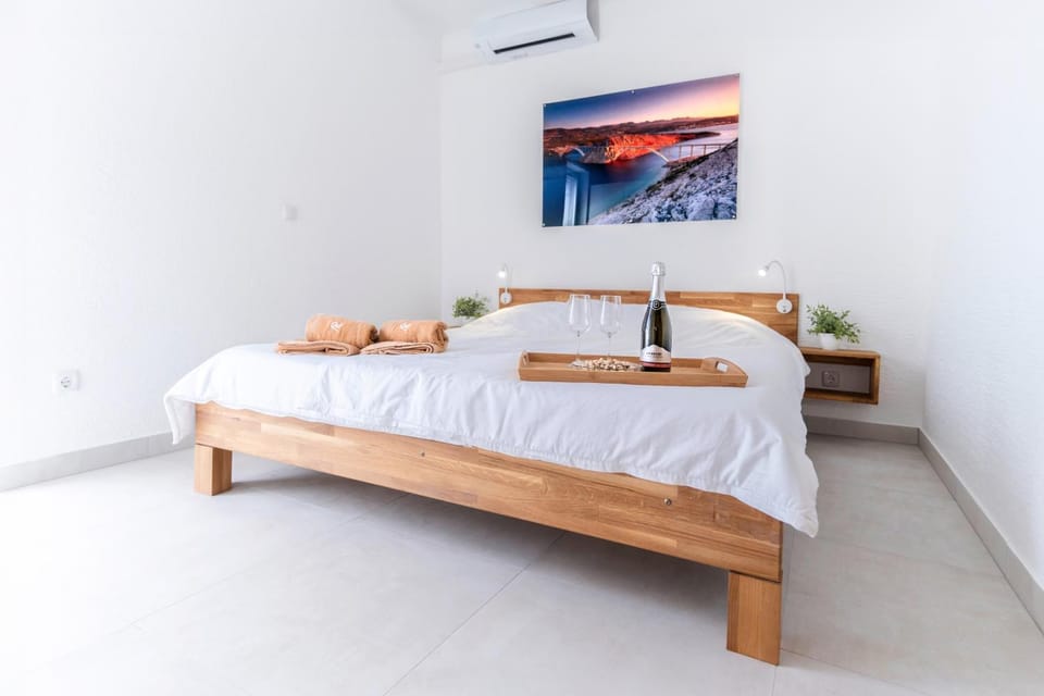 Bed, Bedroom, air conditioner