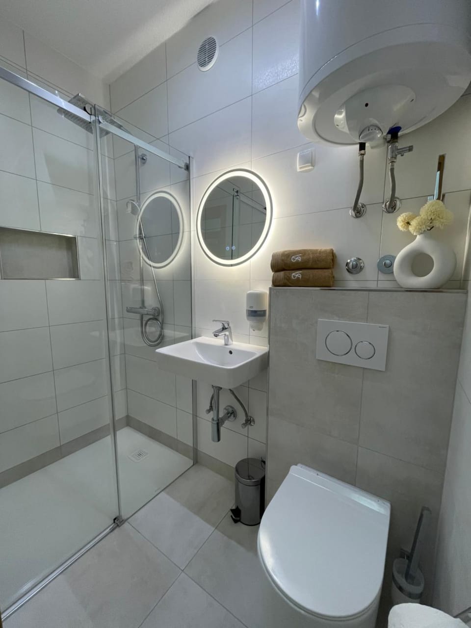 Shower, Toilet, Bathroom, towels