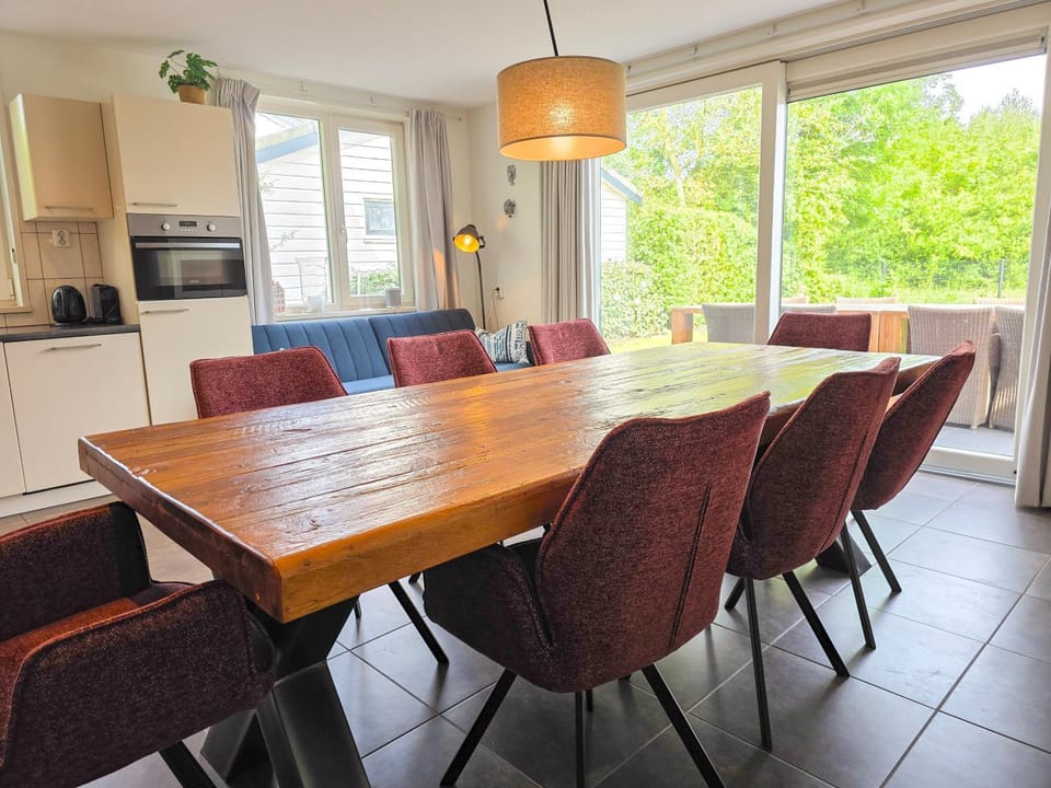 Seating area, Dining area, kitchen
