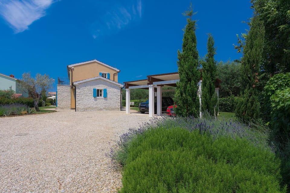 Property building, Facade/entrance, Off site