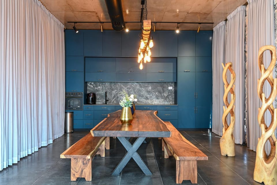 Kitchen or kitchenette, Dining area