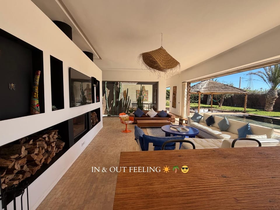 Communal lounge/ TV room, Living room, Pool view