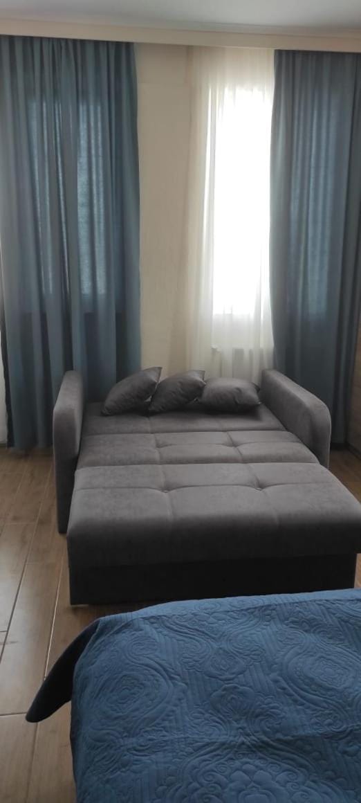 Photo of the whole room, Seating area