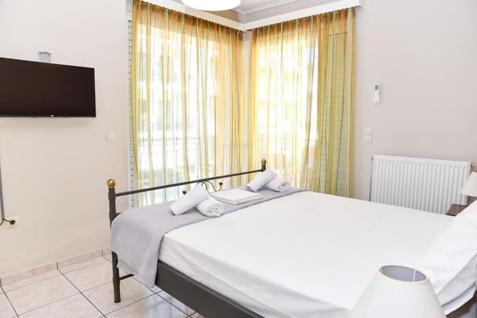 Bed, TV and multimedia, Photo of the whole room, Bedroom