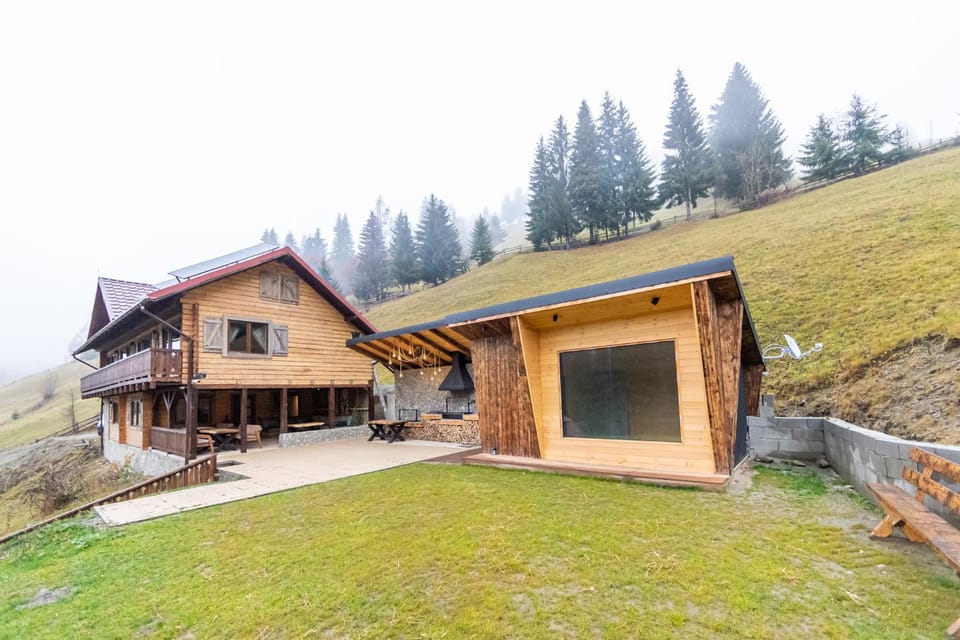 Property building, Patio, Day, Natural landscape, Seating area, Dining area, Garden view, Mountain view, Inner courtyard view