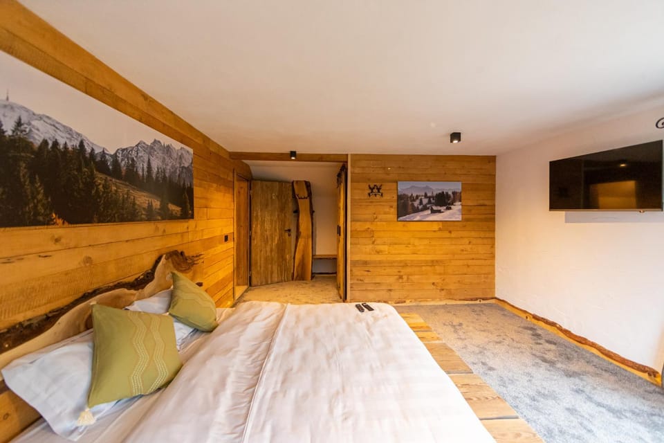Bed, Bathroom, TV and multimedia, Photo of the whole room, Bedroom