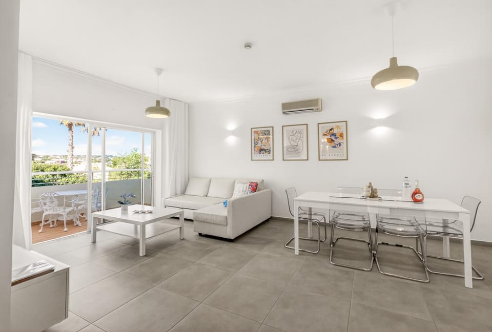 Living room, Seating area, Dining area, Mountain view
