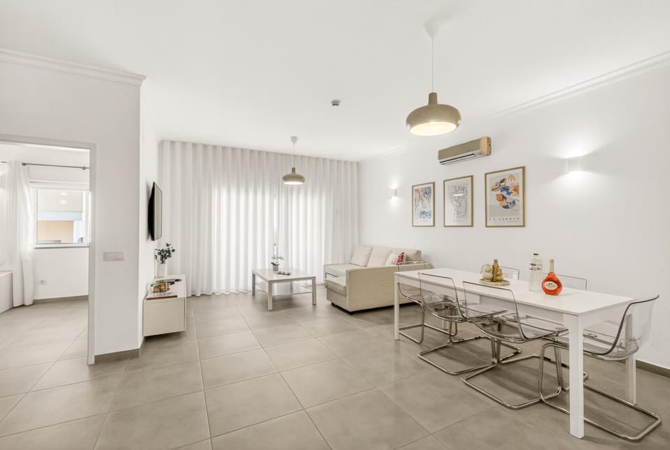 Communal lounge/ TV room, TV and multimedia, Living room, Seating area, air conditioner