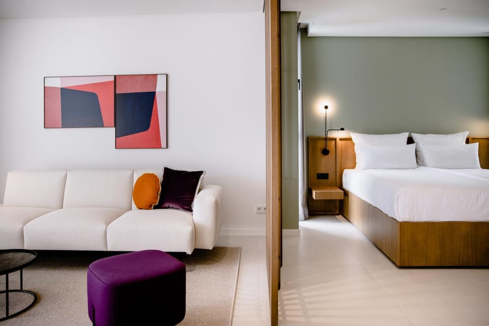 Bed, Living room, Photo of the whole room, Seating area