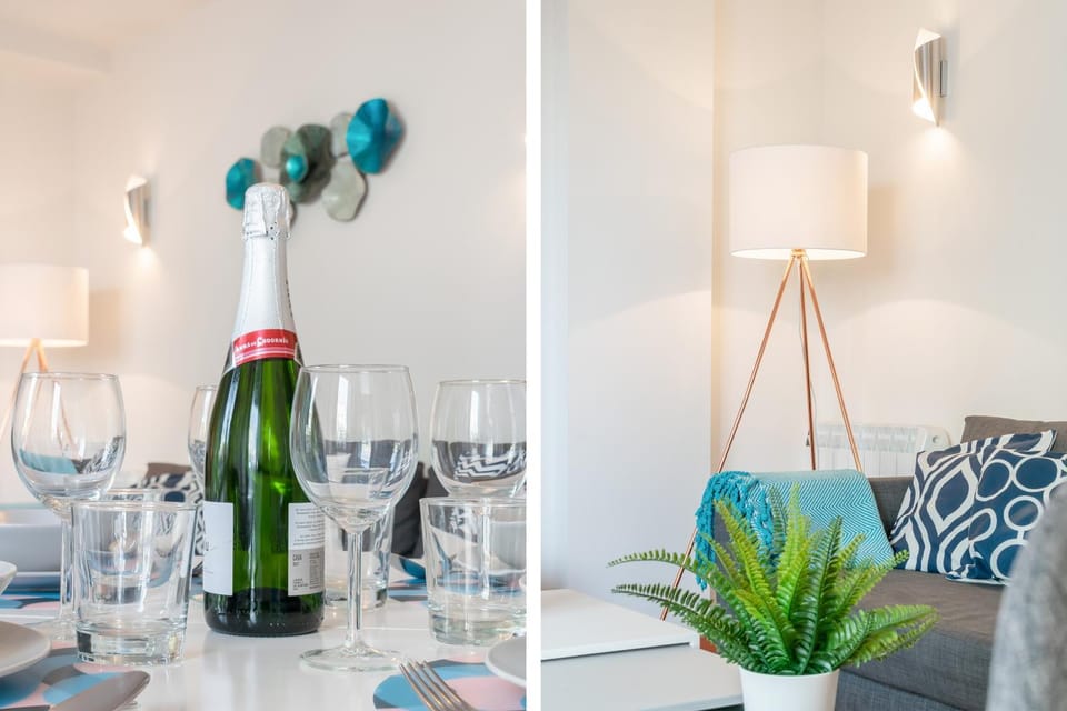 Living room, Food and drinks, Seating area, Drinks