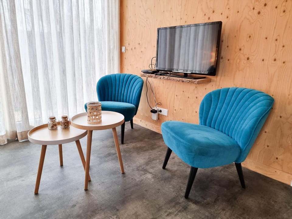 TV and multimedia, Seating area