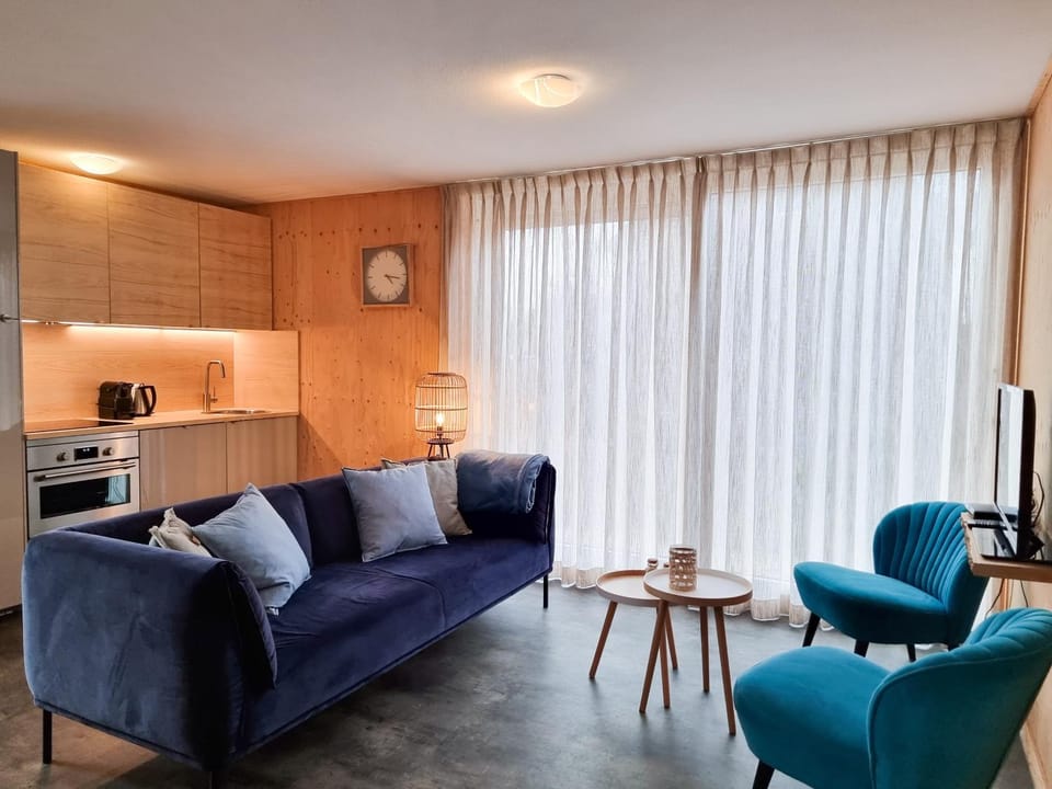 Kitchen or kitchenette, Seating area, stove
