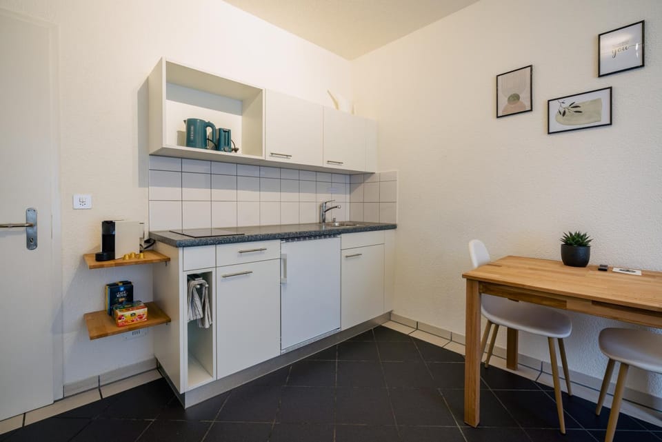 Coffee/tea facilities, Kitchen or kitchenette, Dining area, stove, toaster