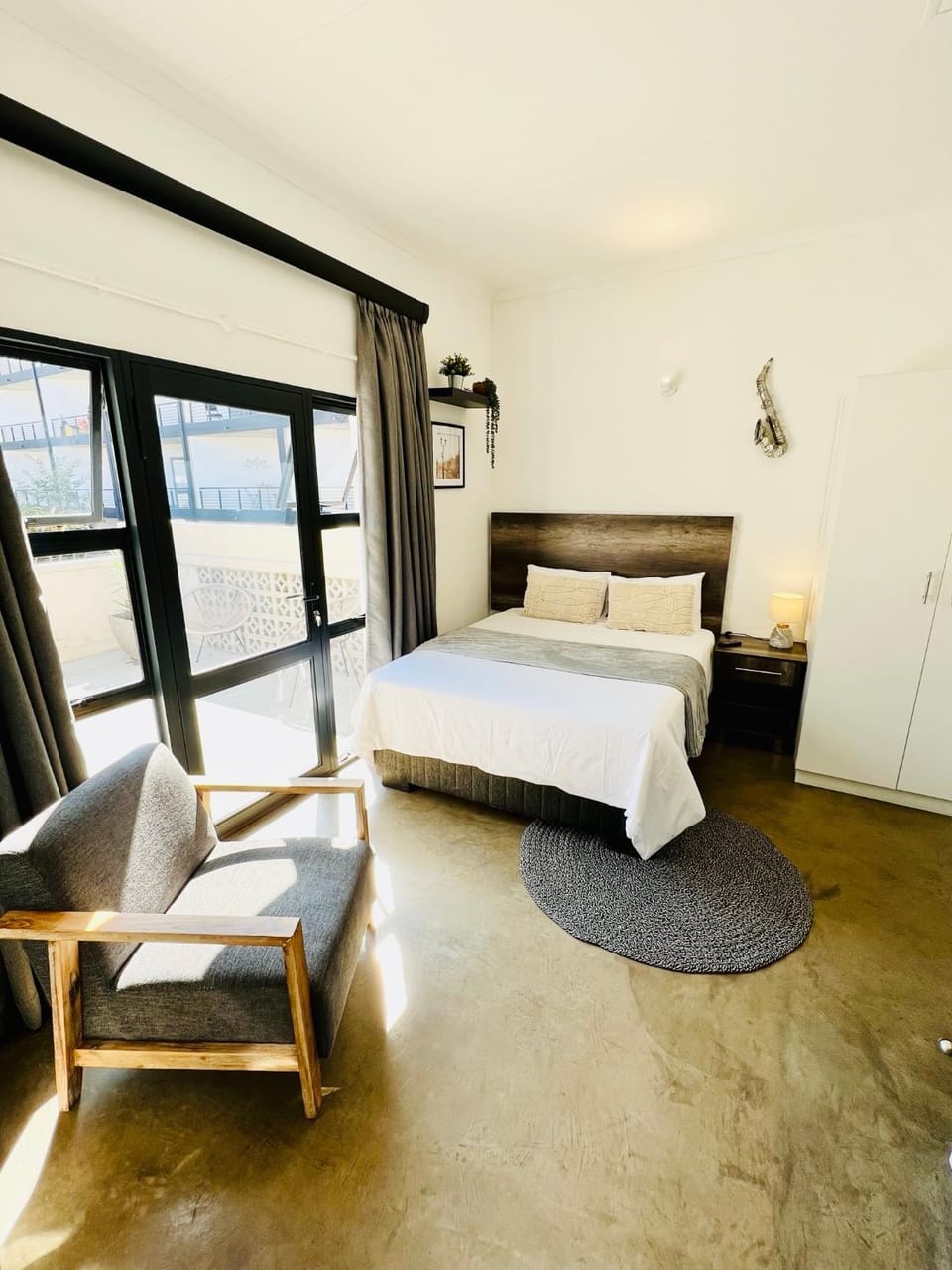 Bed, Living room, Photo of the whole room, Seating area, Bedroom