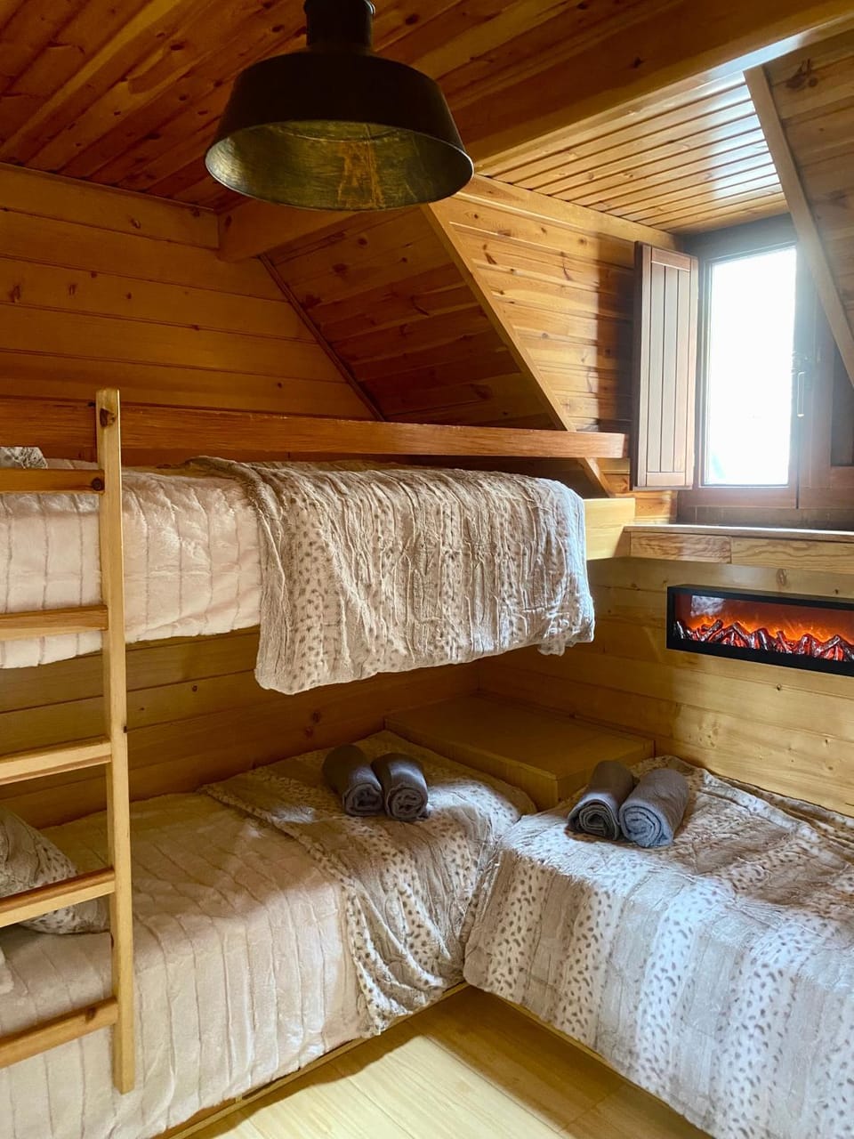 Bedroom, bunk bed